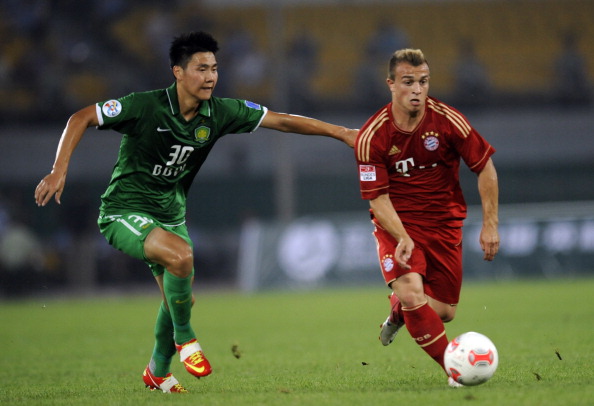 Xherdan Shaqiri  (R) of Bayern Munich tu