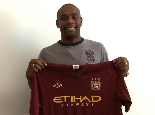 Maicon Signs