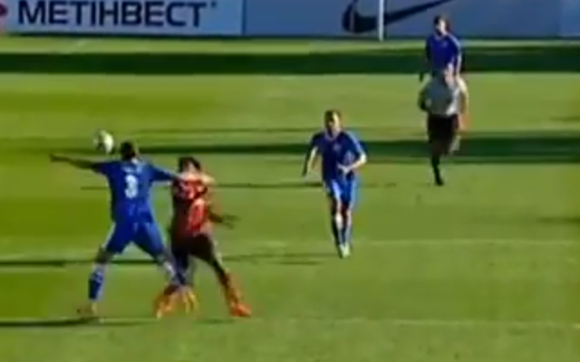 Luiz Adriano gets clotheslined