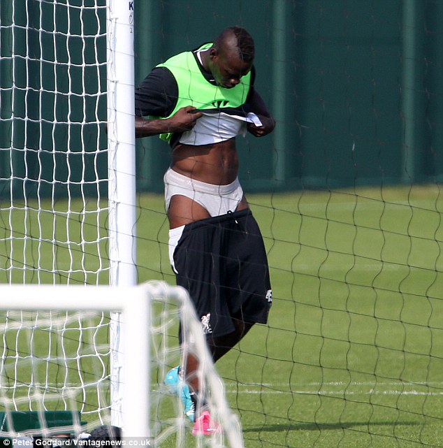 Mario Balotelli falling shorts