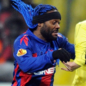 Vagner Love blue hair