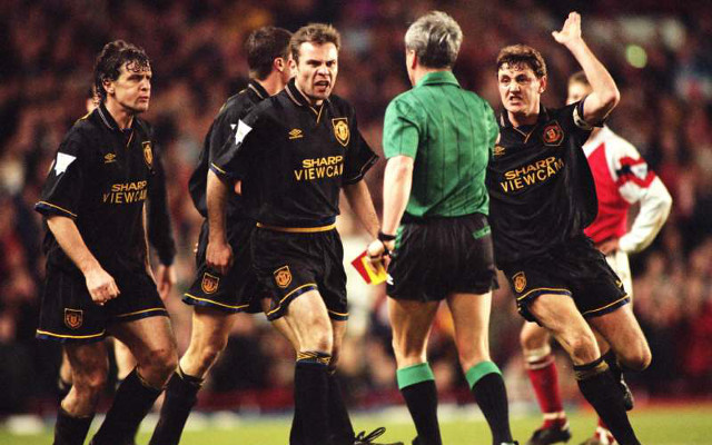 Man United players swarm around ref vs. Arsenal