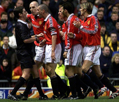 Man United players swarm around ref