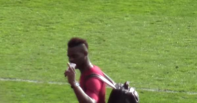 Mario Balotelli finger