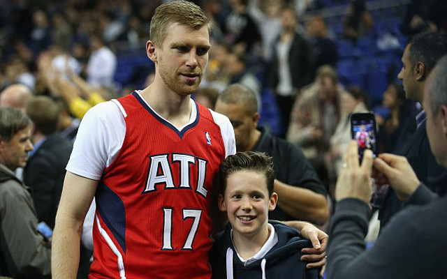 Per Mertesacker basketball