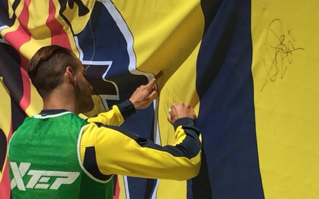 Robert Soldado signs Hillsborough tribute banner