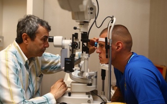 Martin Skrtel eye test