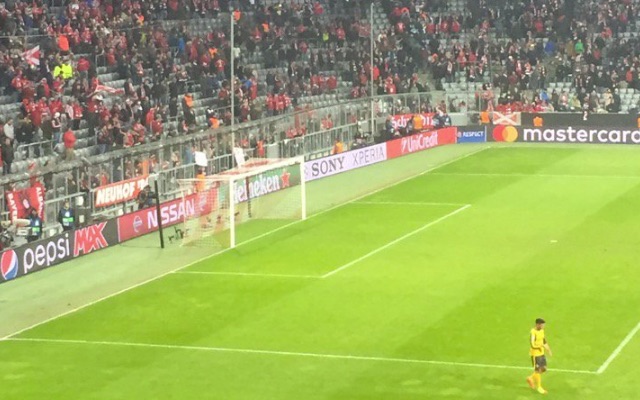 Alex Oxlade-Chamberlain applauds Arsenal fans by himself