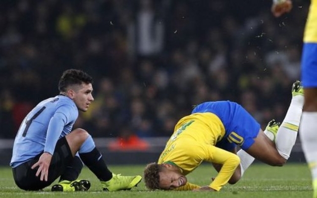 Torreira tackle on Neymar during Brazil vs Uruguay