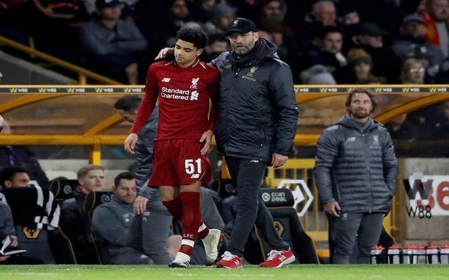 Ki-Jana-Hoever-with-Jurgen-Klopp-after-Liverpool-did