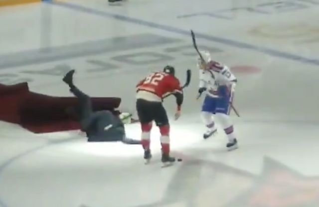 Mourinho-fall-ice-hockey
