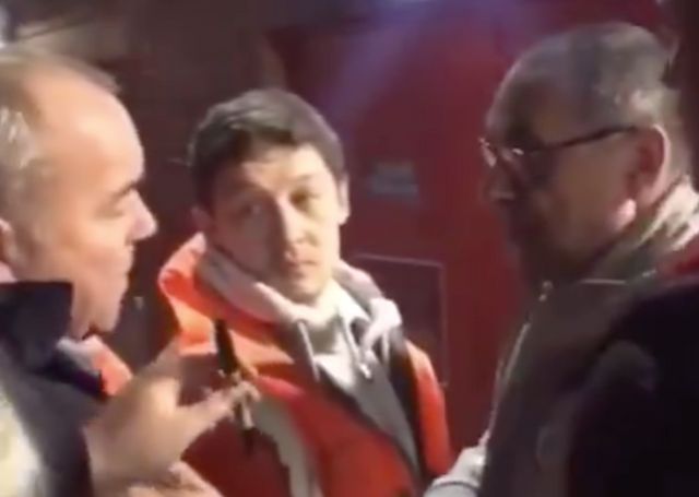 Sarri-apologising-Chelsea-fan