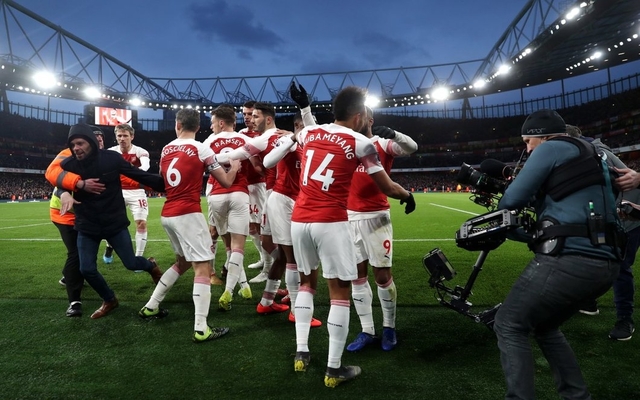 Arsenal-team-celebrate-win-vs-United