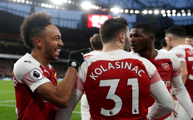 Aubameyang-and-teammates-celebrating-his-goal-vs-United