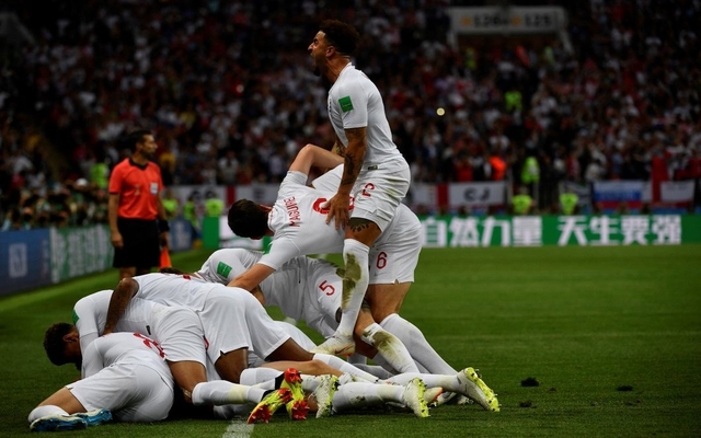 Kyle-Walker-with-England-team-including-Harry-Maguire