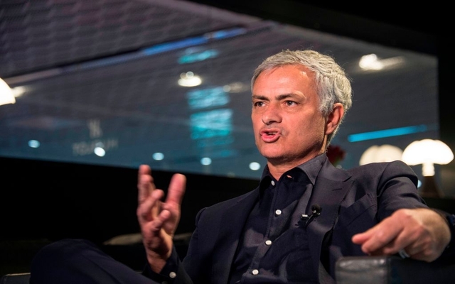 Mourinho-sat-down-describing-something