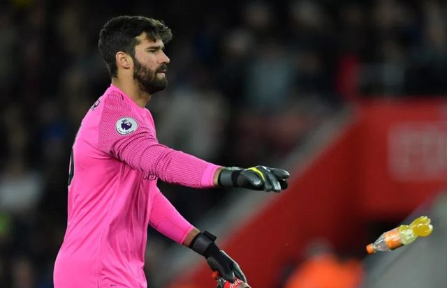 Alisson-bottle-Southampton-fans