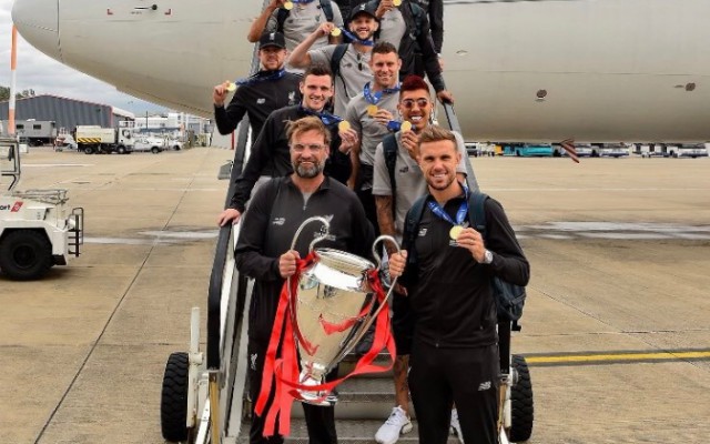 jurgen-klopp-jordan-henderson-trophy