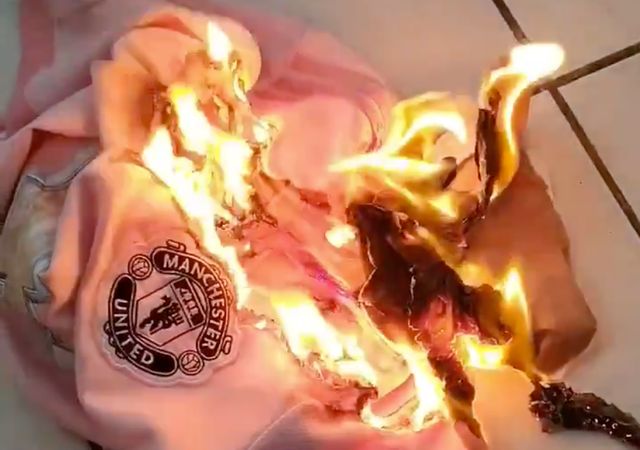 Man-Utd-fan-burns-shirt