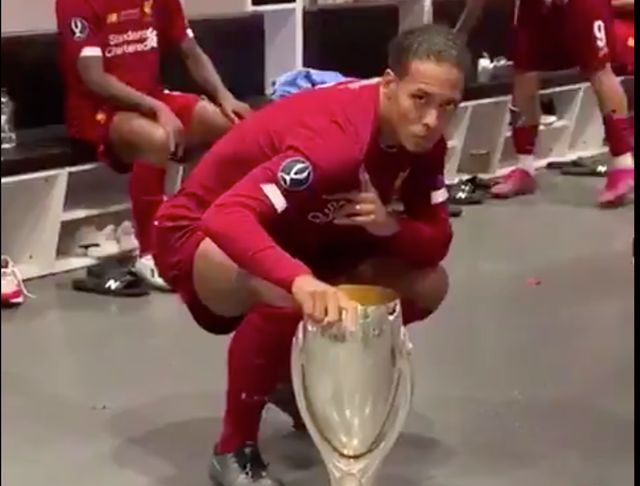 Van-Dijk-Liverpool-trophy-poses