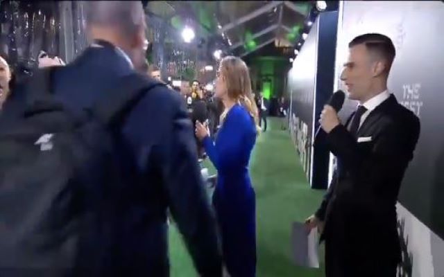 messi-ignores reporters