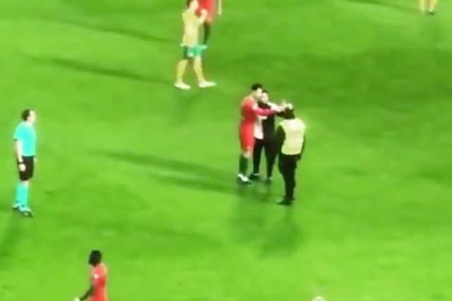 Ronaldo-Portugal-pitch-invader