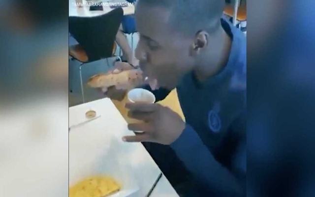 Video-Zouma-dips-sandwich-into-hot-chocolate
