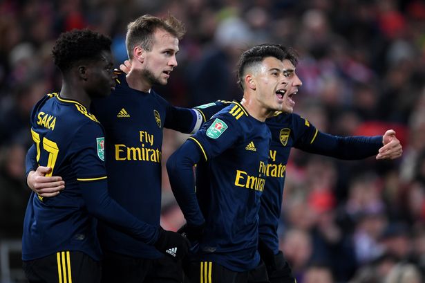 arsenal-saka-holding-martinelli-bellerin