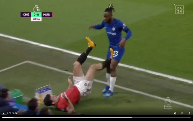 Video-Maguire-kicks-Batshuayi