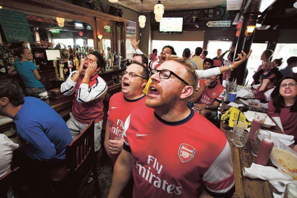 fans-in-pub