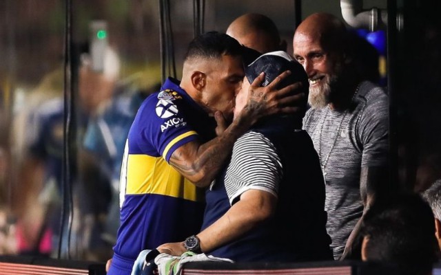 tevez-maradona-kiss