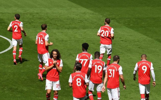 arsenal fc players on pitch