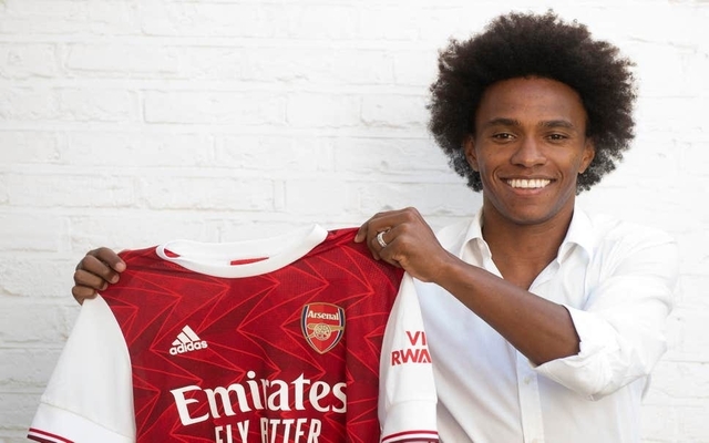 Willian with Arsenal shirt