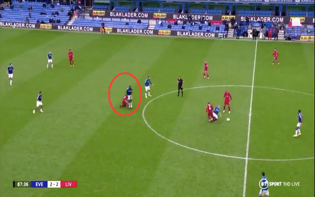Video - Mane escapes red card for kick out on Mina