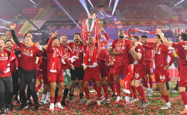 liverpool fc players with premier league trophy
