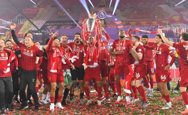 liverpool fc players with premier league trophy
