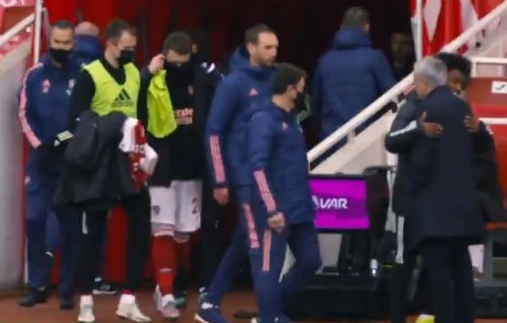 willian hugs mourinho
