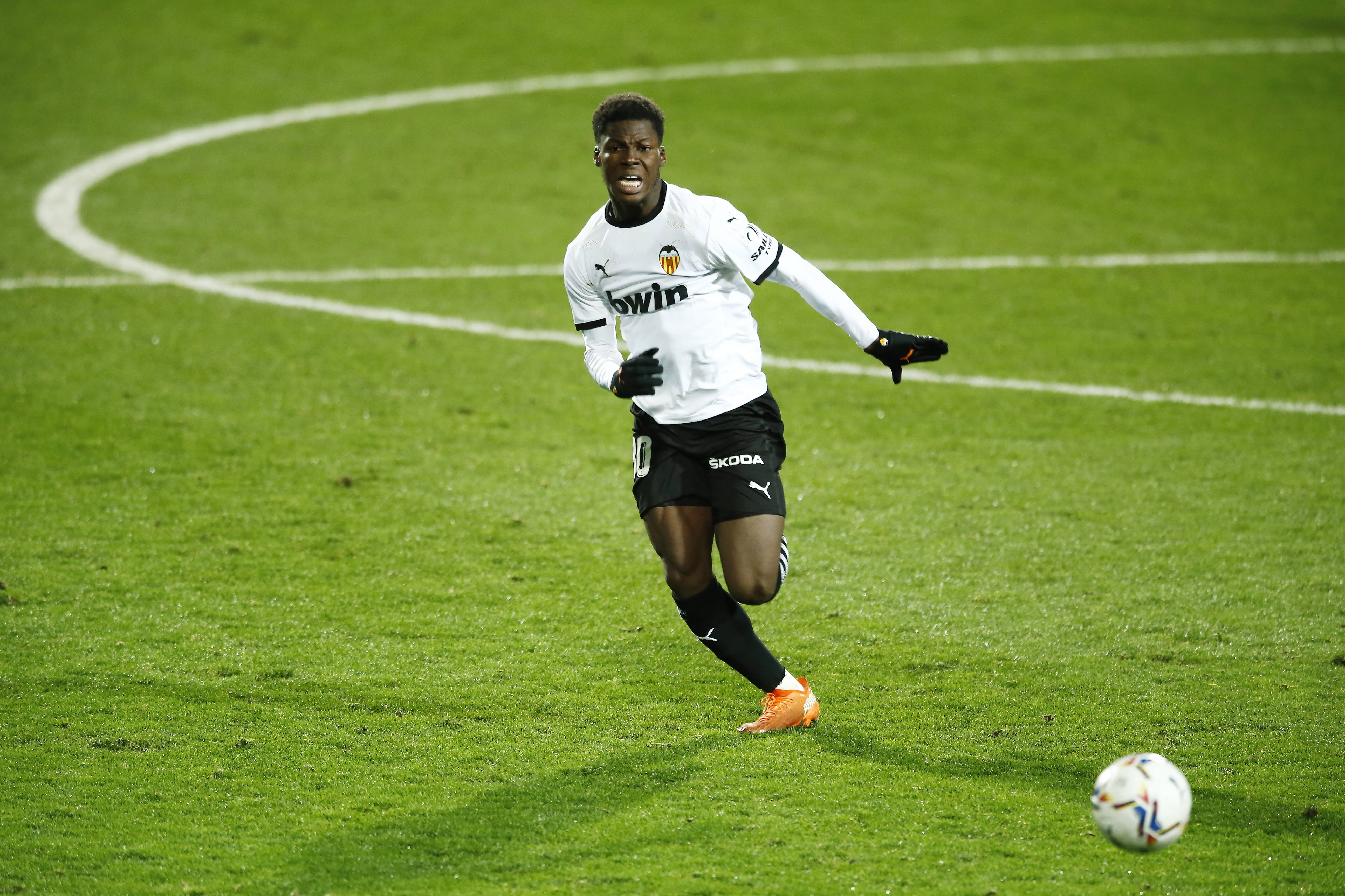 Yunus Musah in action for Valencia