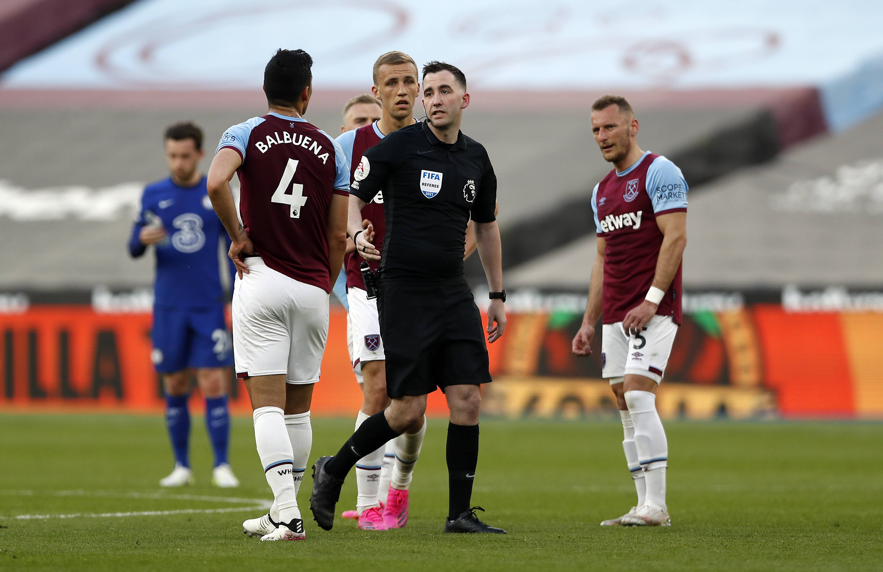 Fabian Balbuena sent off for West Ham against Chelsea