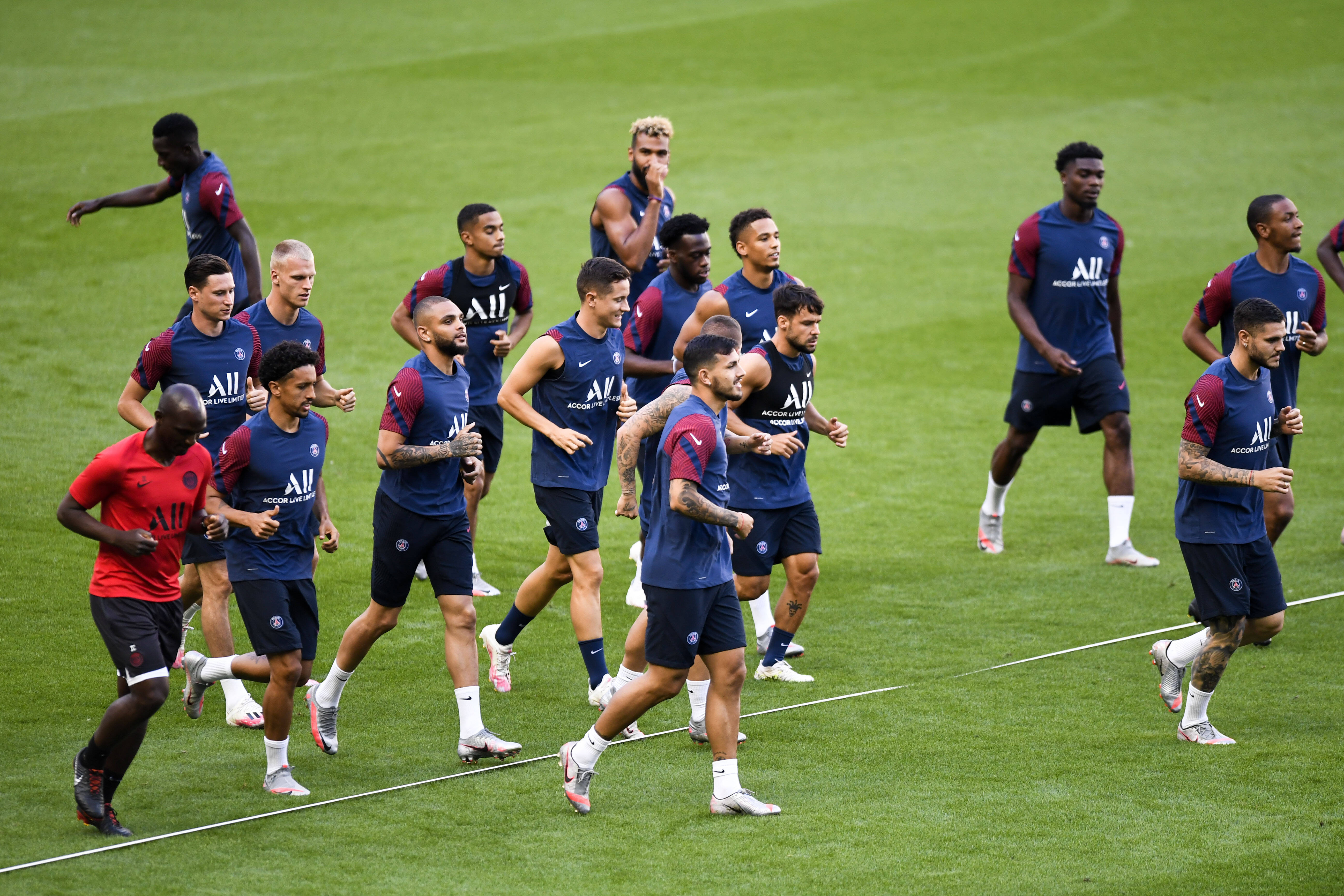 Draxler, Kurzawa and rest of PSG squad in training