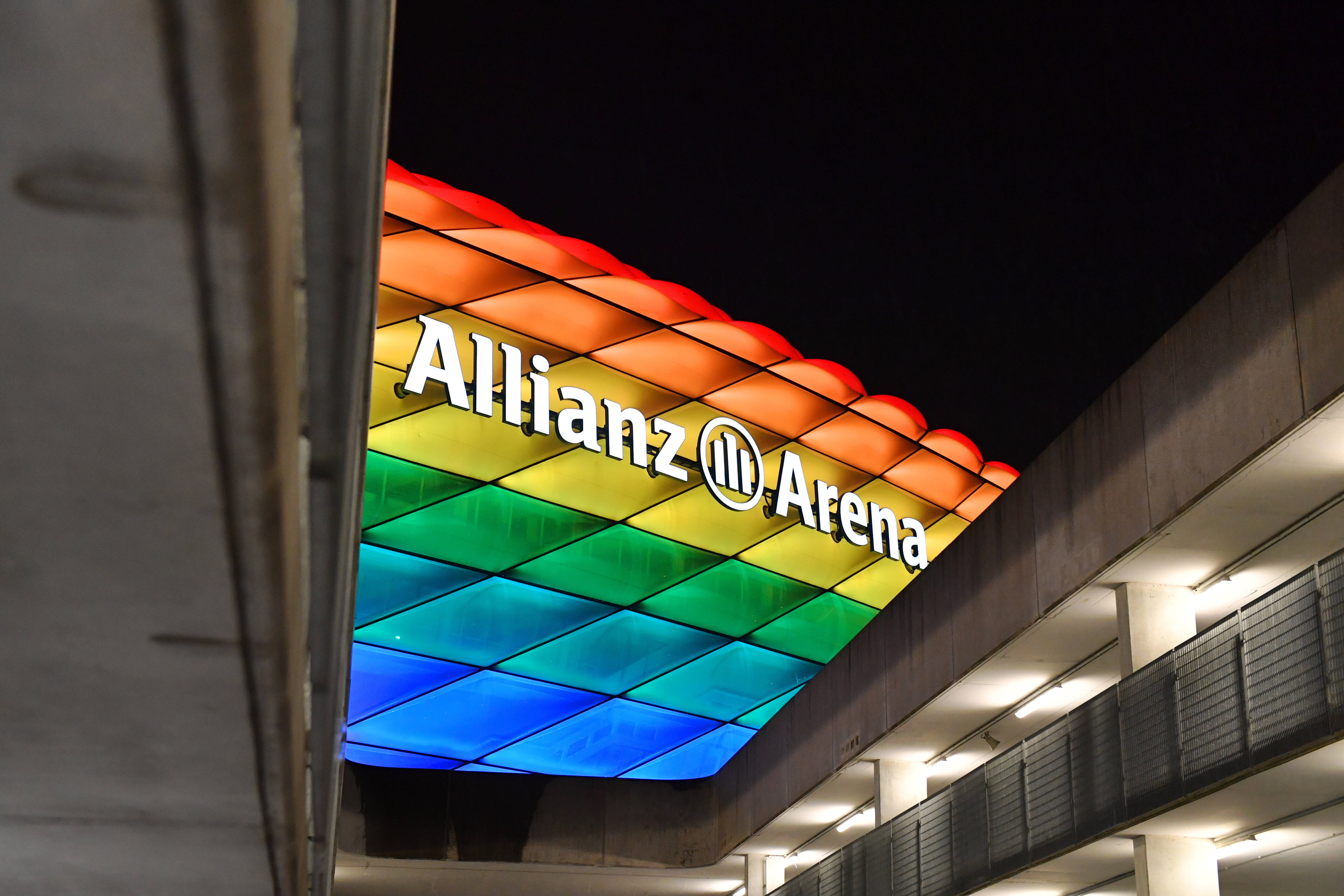 Die Allianz Arena leuchtet in den Regenbogenfarben als Zeichen fuer Toleranz und gegen Diskriminierung. Fussball 1. Bundesliga Saison 2020/2021,19.Spieltag,Spieltag19, FC Bayern Muenchen-TSG 1899 Hoffenheim 4-1 am 30.01.2021 ALLIANZ ARENA. *** The Allianz Arena lights up in rainbow colors as a sign for tolerance and against discrimination Football 1 Bundesliga Season 2020 2021,19 Spieltag,Matchday19, FC Bayern Muenchen TSG 1899 Hoffenheim 4 1 on 30 01 2021 ALLIANZ ARENA uEFA