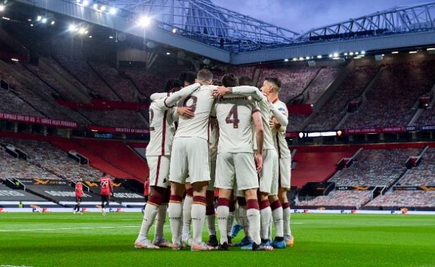 AS Roma celebrate at Old Trafford