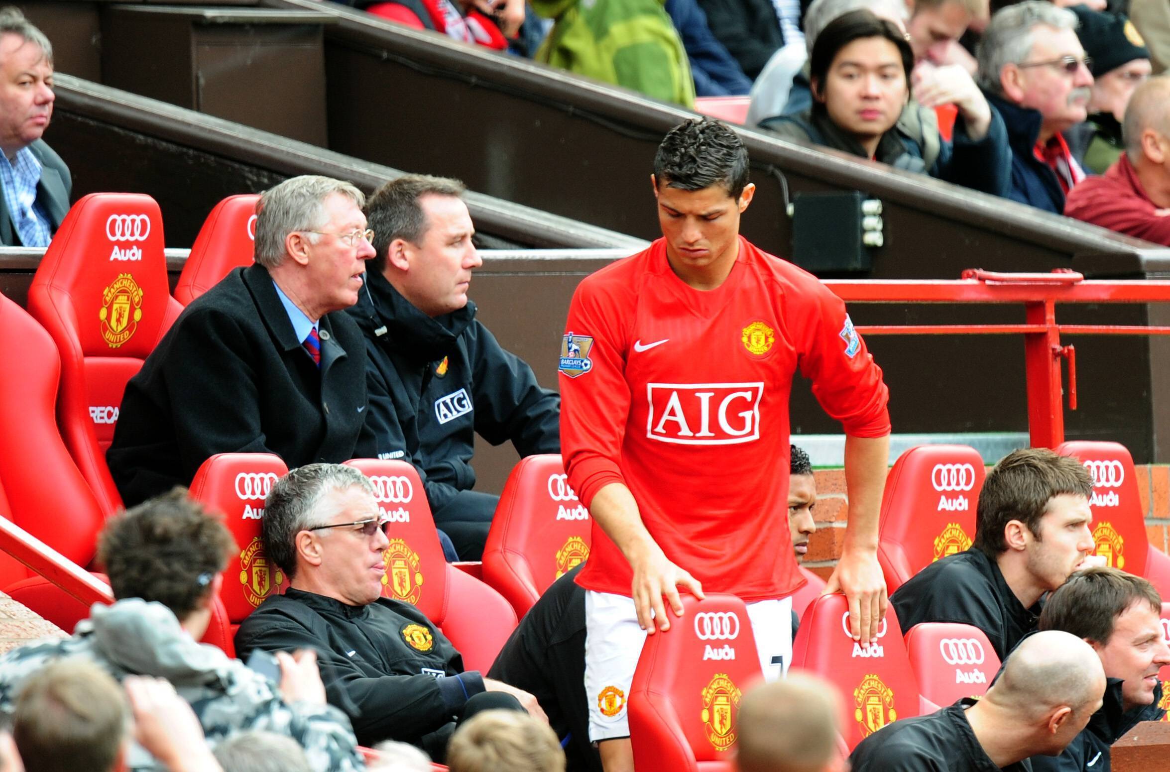 Cristiano Ronaldo leaves bench for Manchester United