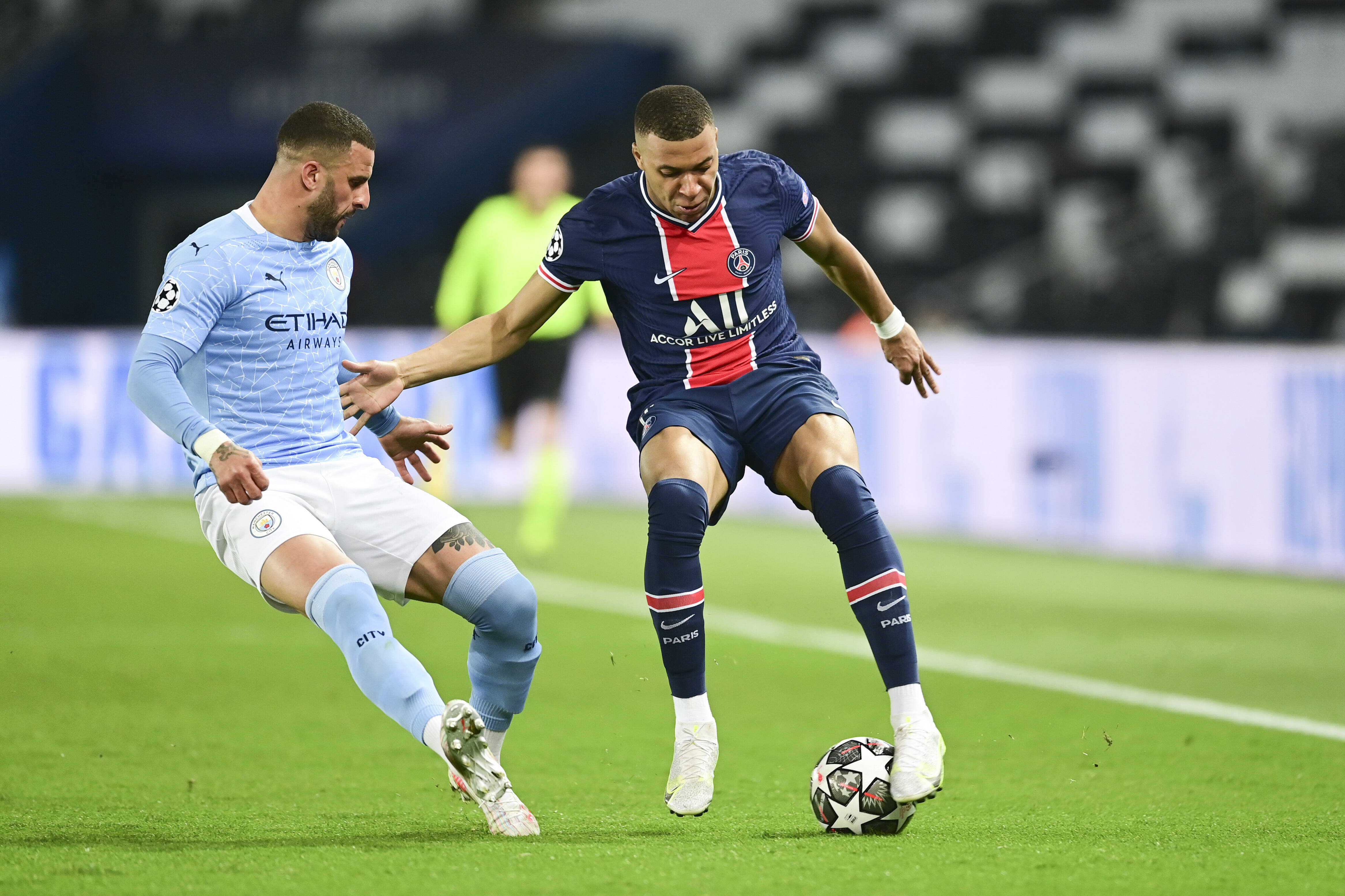 Mbappe faces up Kyle Walker during PSG vs Man City