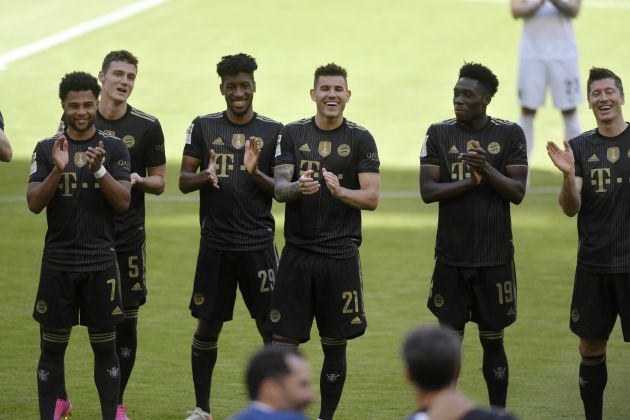 Pavard, Gnabry, Coman, Davies, Hernandez and Lewandowski celebrate Bayern Munich title
