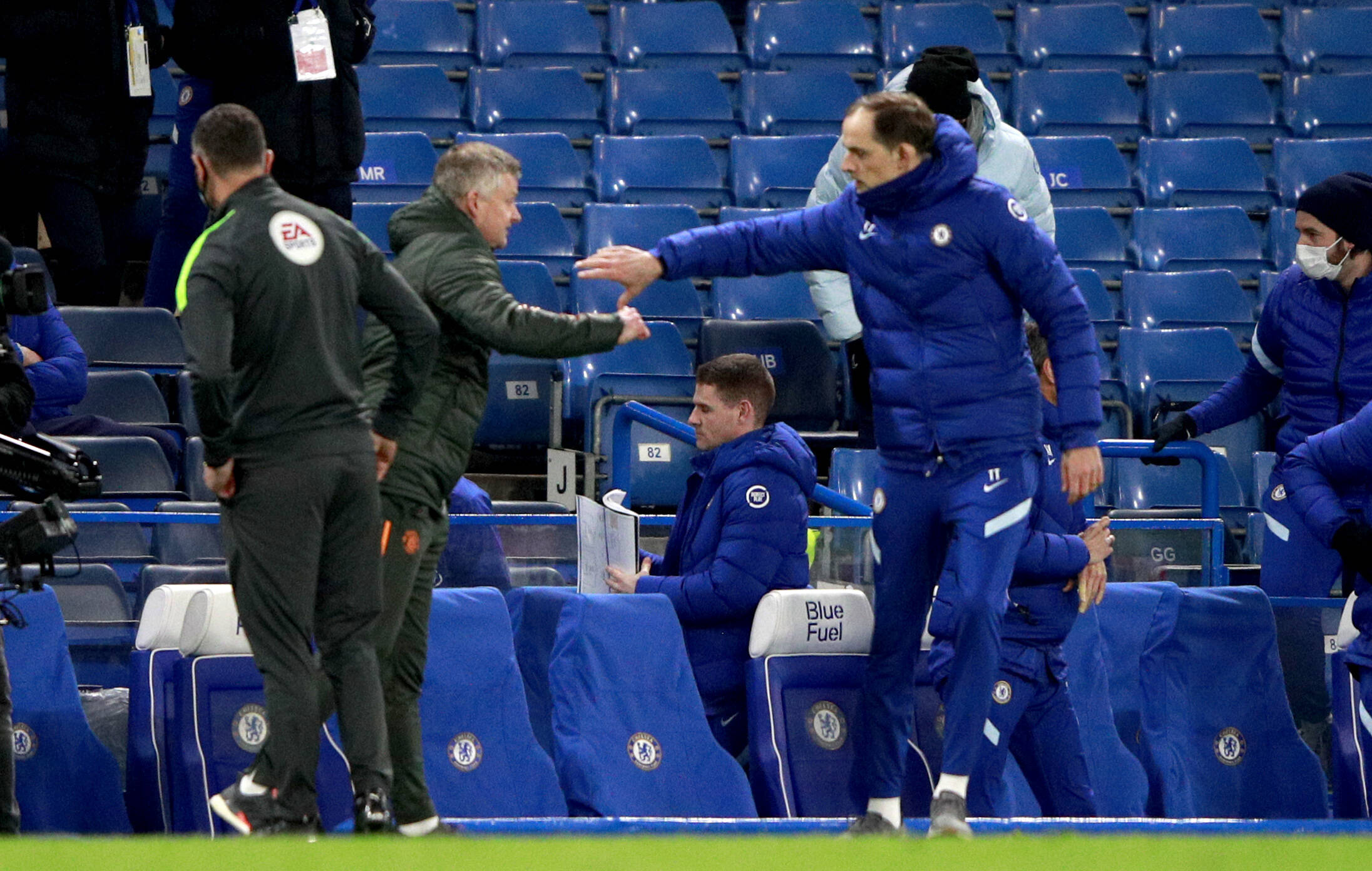 Solskjaer and Tuchel shake hands as Man United play Chelsea
