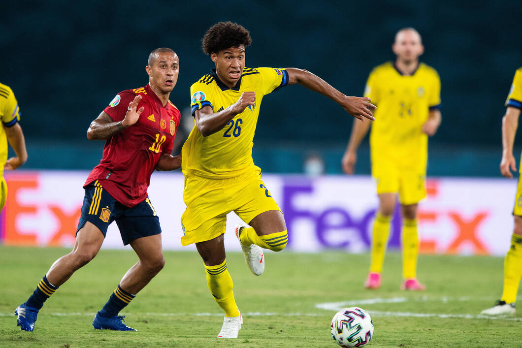 Jens Cajuste duels Thiago during Sweden vs Spain