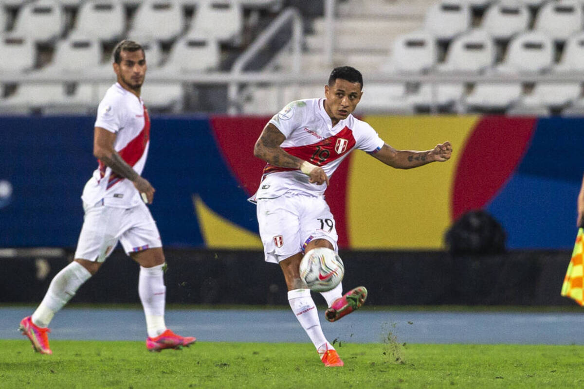 Peru star Yoshimar Yotun in action