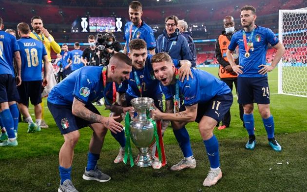italy players european championship trophy