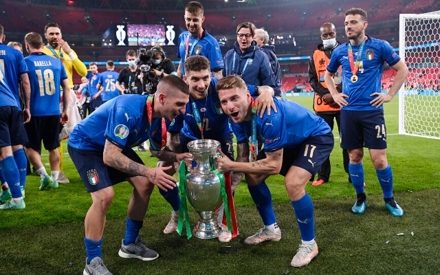 italy players european championship trophy